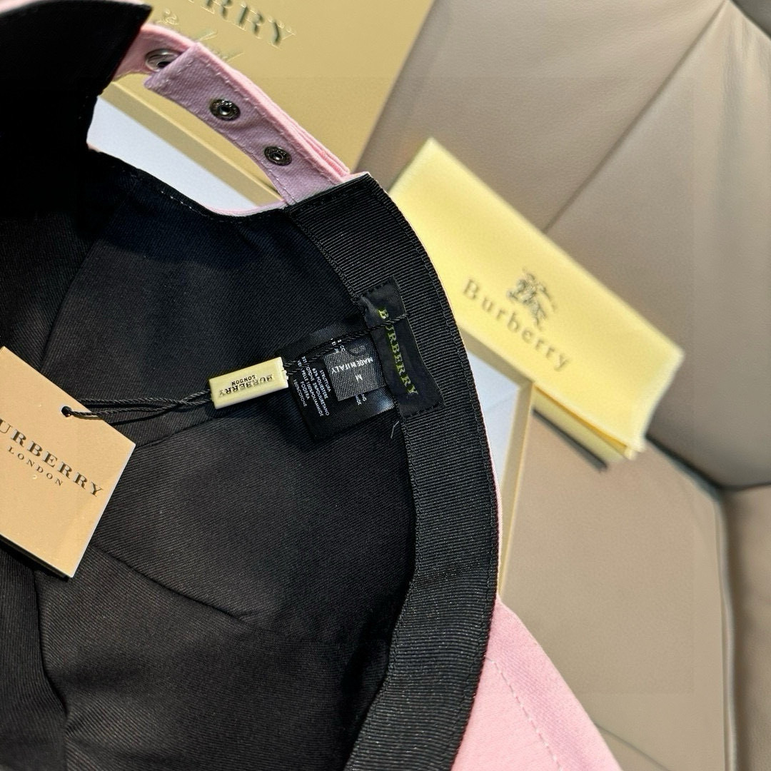 
配盒子布袋，Burberry（巴宝莉）专柜爆款原单棒球帽，11开模订制，立体刺绣，精致无暇！100%纯