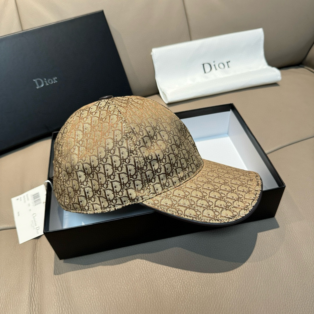 
新款出货
配盒子布袋，Dior(迪奥)新款原单棒球帽， Dior老花，复古韵味十足，专柜断货热门，11