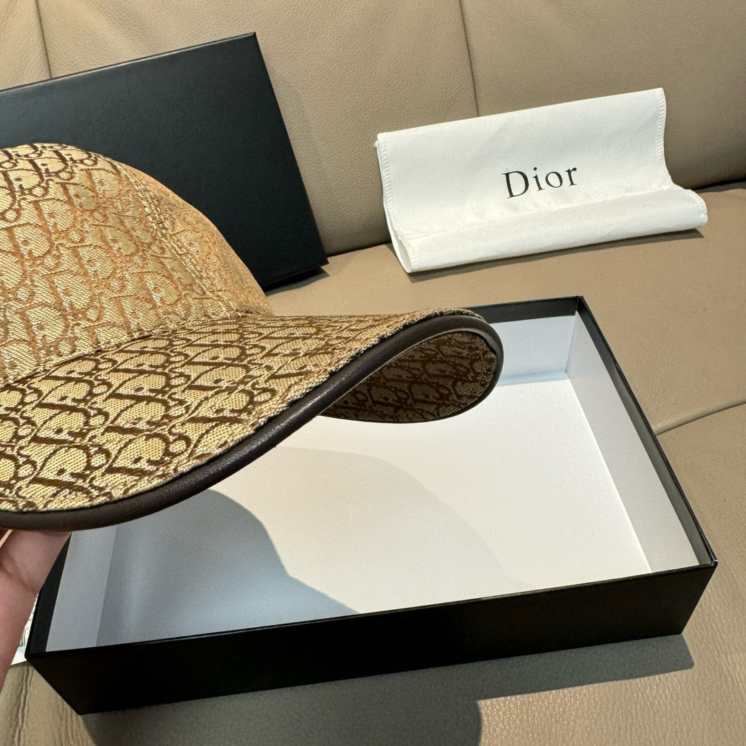 
新款出货
配盒子布袋，Dior(迪奥)新款原单棒球帽， Dior老花，复古韵味十足，专柜断货热门，11