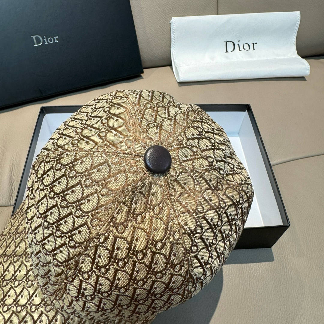 
新款出货
配盒子布袋，Dior(迪奥)新款原单棒球帽， Dior老花，复古韵味十足，专柜断货热门，11