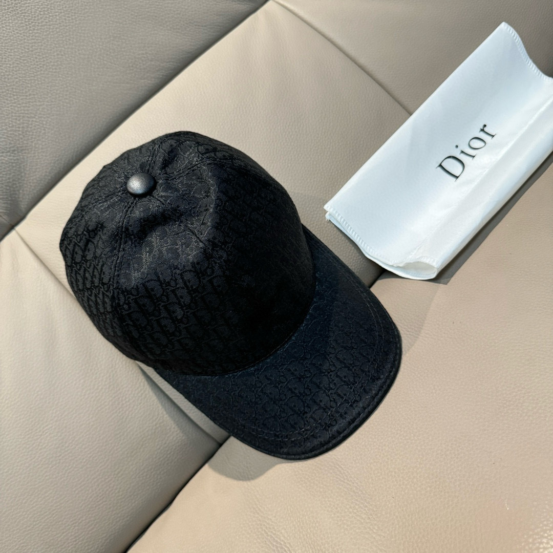 
新款出货
配盒子布袋，Dior(迪奥)新款原单棒球帽， Dior老花，复古韵味十足，专柜断货热门，11