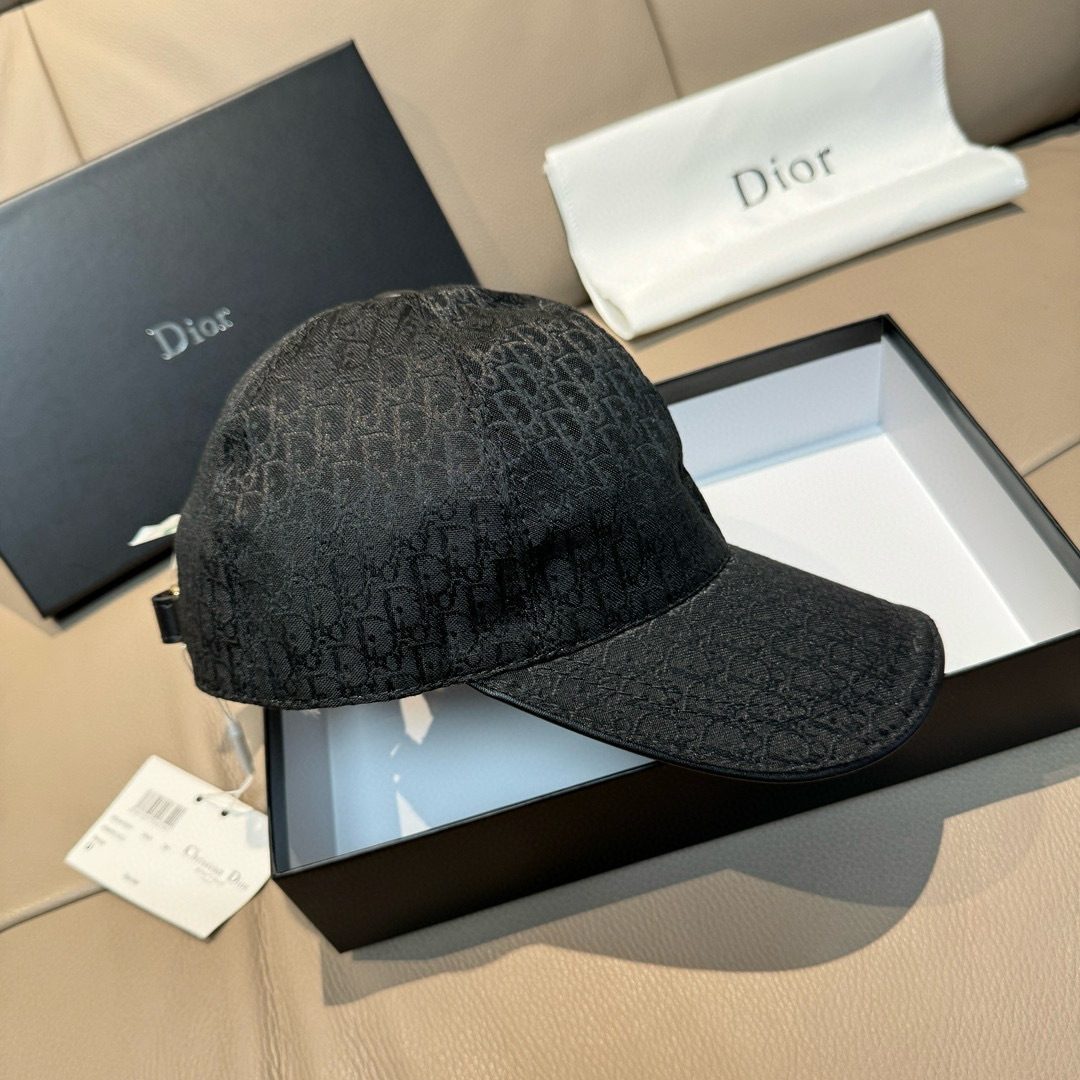 
新款出货
配盒子布袋，Dior(迪奥)新款原单棒球帽， Dior老花，复古韵味十足，专柜断货热门，11