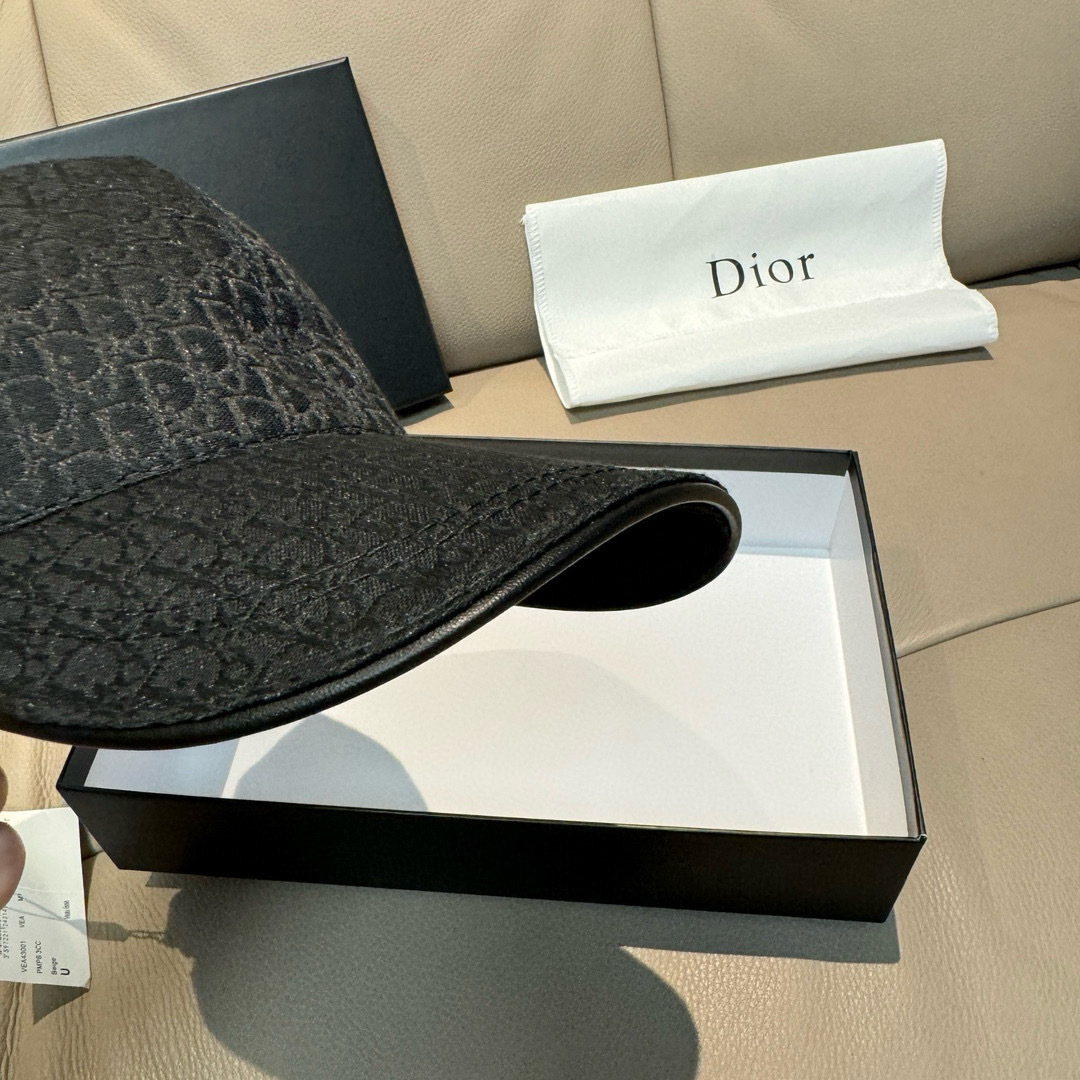 
新款出货
配盒子布袋，Dior(迪奥)新款原单棒球帽， Dior老花，复古韵味十足，专柜断货热门，11