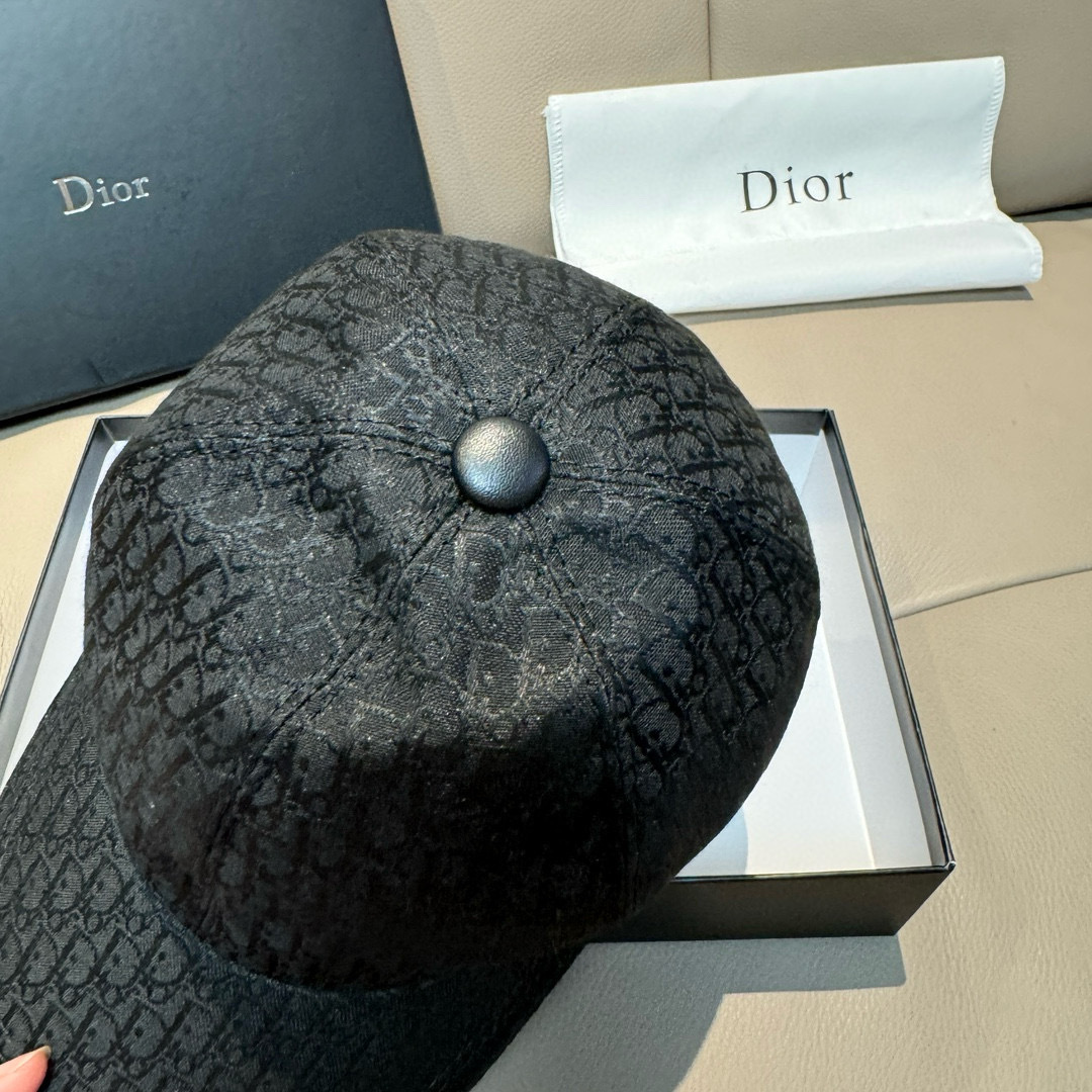
新款出货
配盒子布袋，Dior(迪奥)新款原单棒球帽， Dior老花，复古韵味十足，专柜断货热门，11