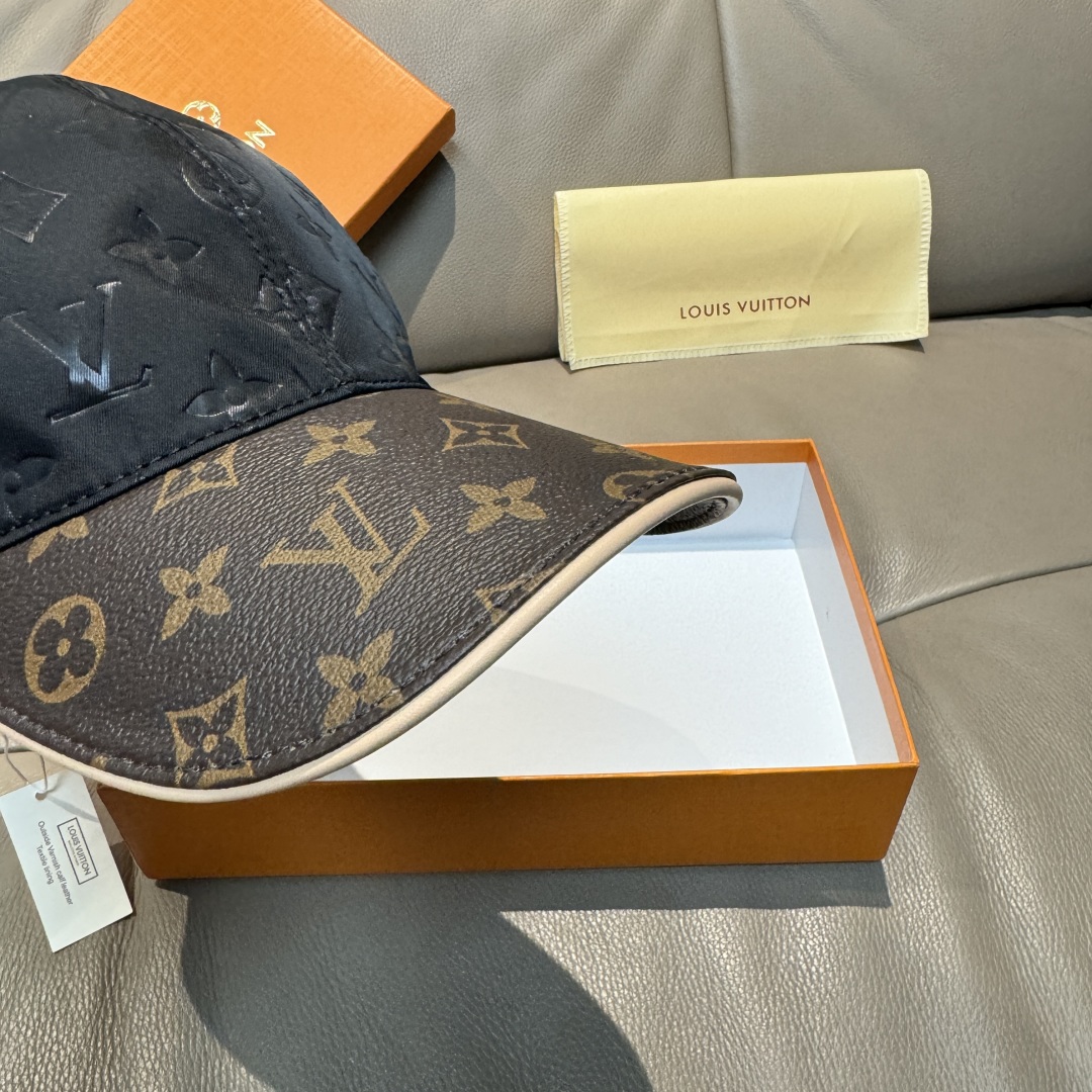 
配盒子布袋，LV(路易威登)新款原单棒球帽，老花拼接，11开模订制，原版印花绸缎面料+专柜老花皮，做工
