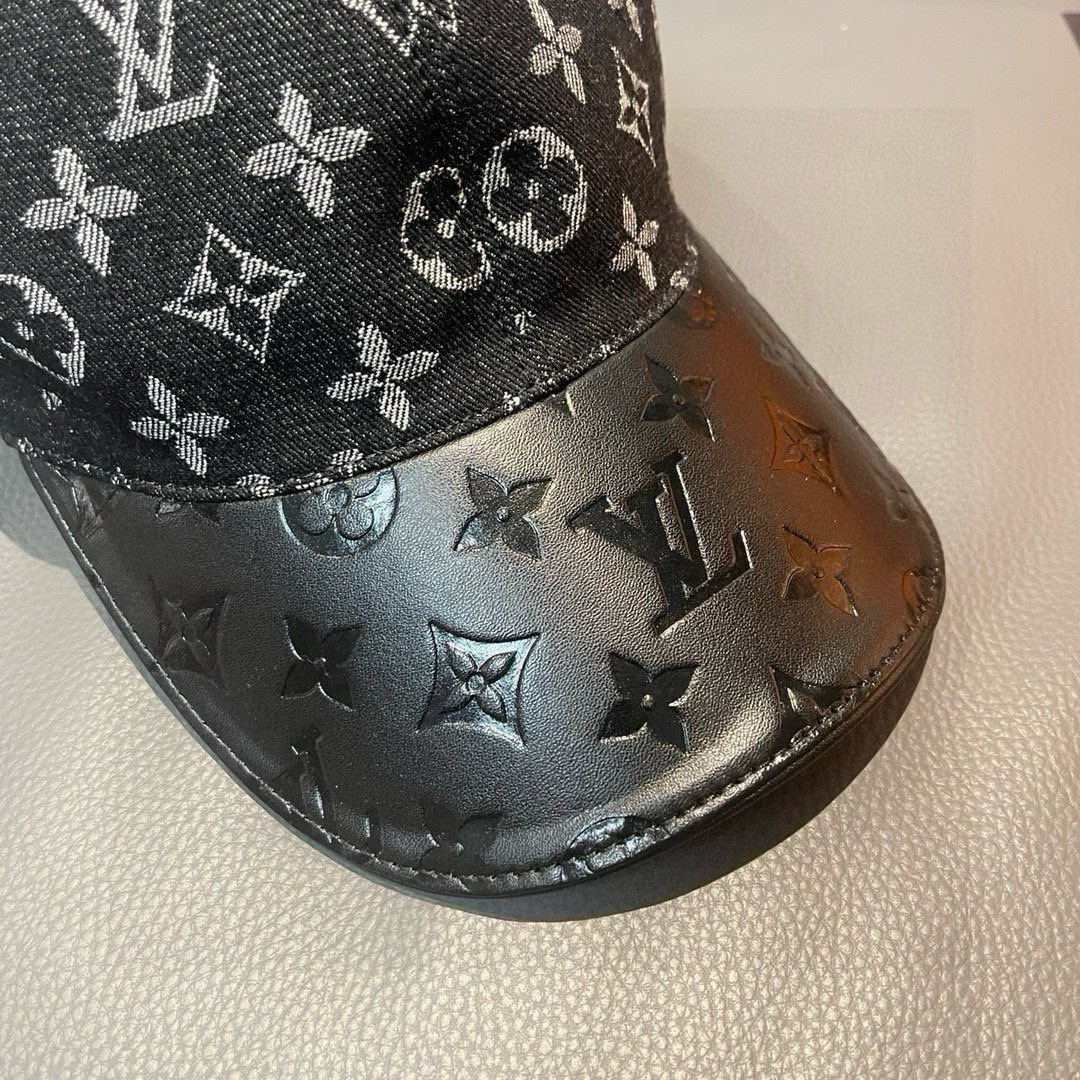 
配盒子布袋，LV(路易威登)新款原单棒球帽，牛皮压花，11开模订制，原版牛仔布料，做工细致完美，质量超