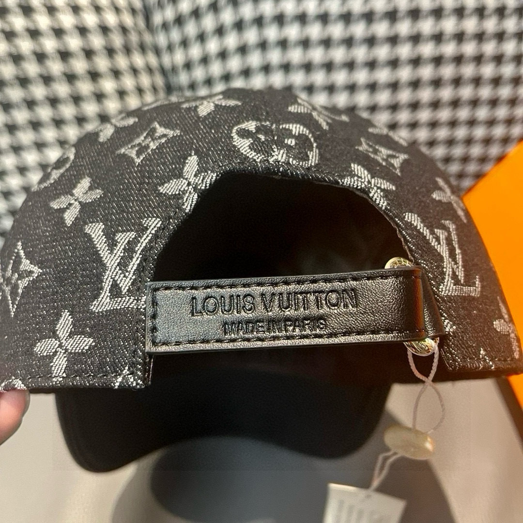 
配盒子布袋，LV(路易威登)新款原单棒球帽，牛皮压花，11开模订制，原版牛仔布料，做工细致完美，质量超