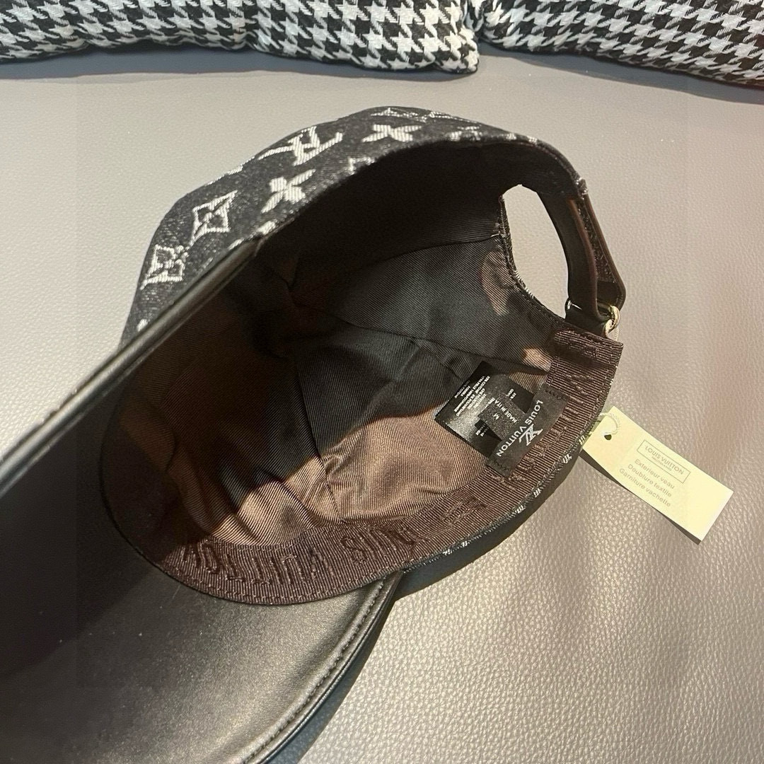 
配盒子布袋，LV(路易威登)新款原单棒球帽，牛皮压花，11开模订制，原版牛仔布料，做工细致完美，质量超