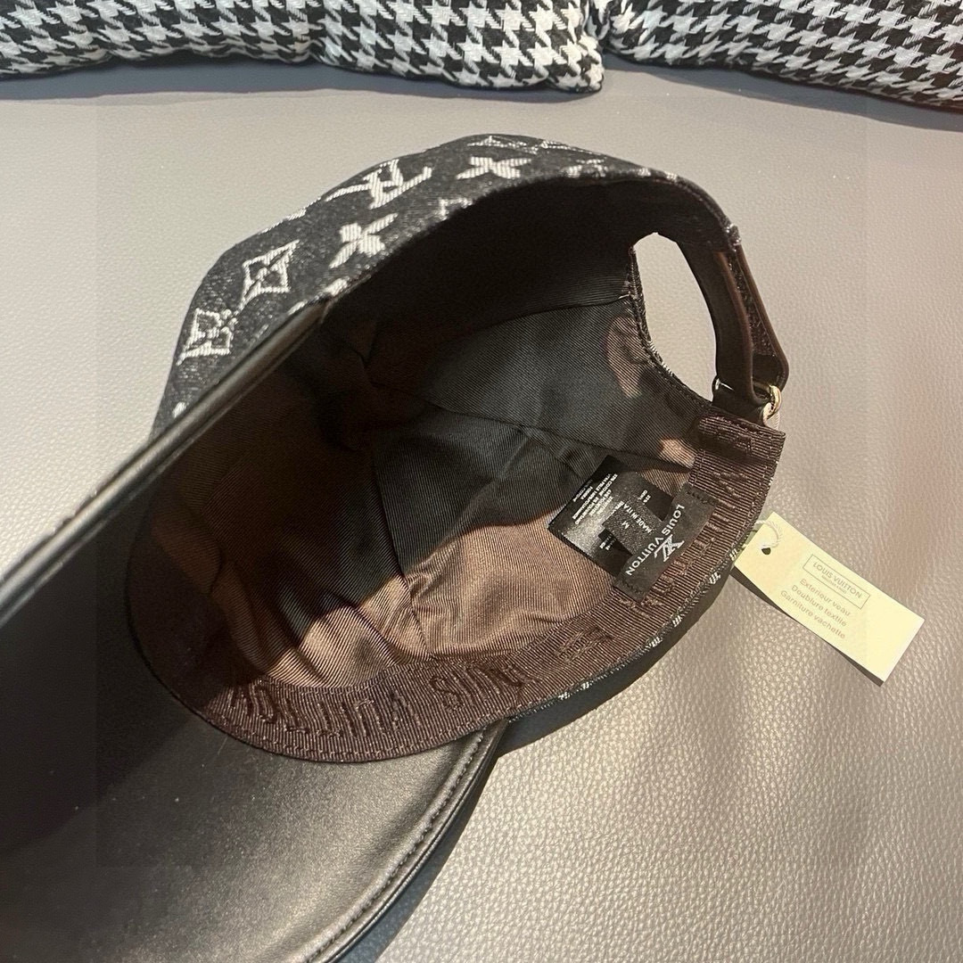 
配盒子布袋，LV(路易威登)新款原单棒球帽，牛皮压花，11开模订制，原版牛仔布料，做工细致完美，质量超