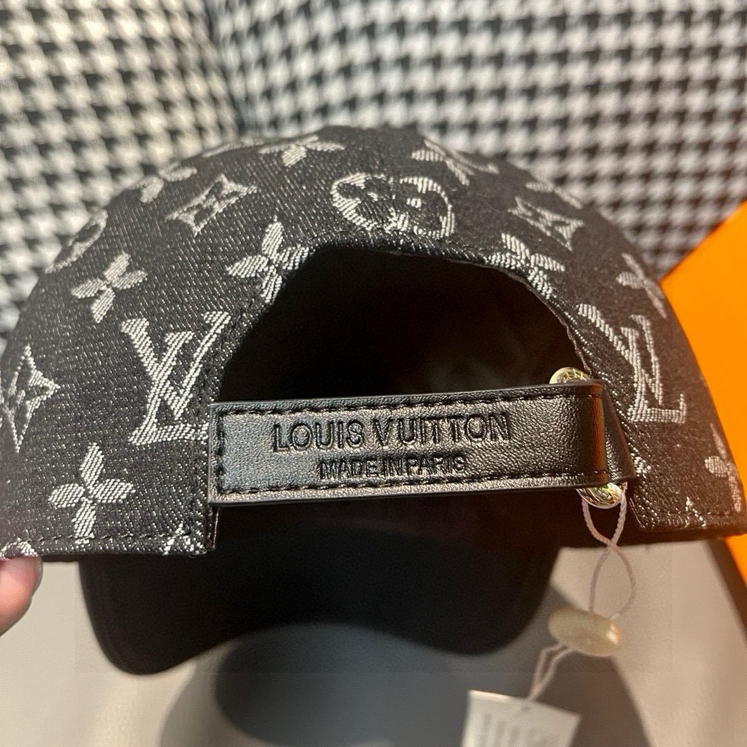 
配盒子布袋，LV(路易威登)新款原单棒球帽，牛皮压花，11开模订制，原版牛仔布料，做工细致完美，质量超