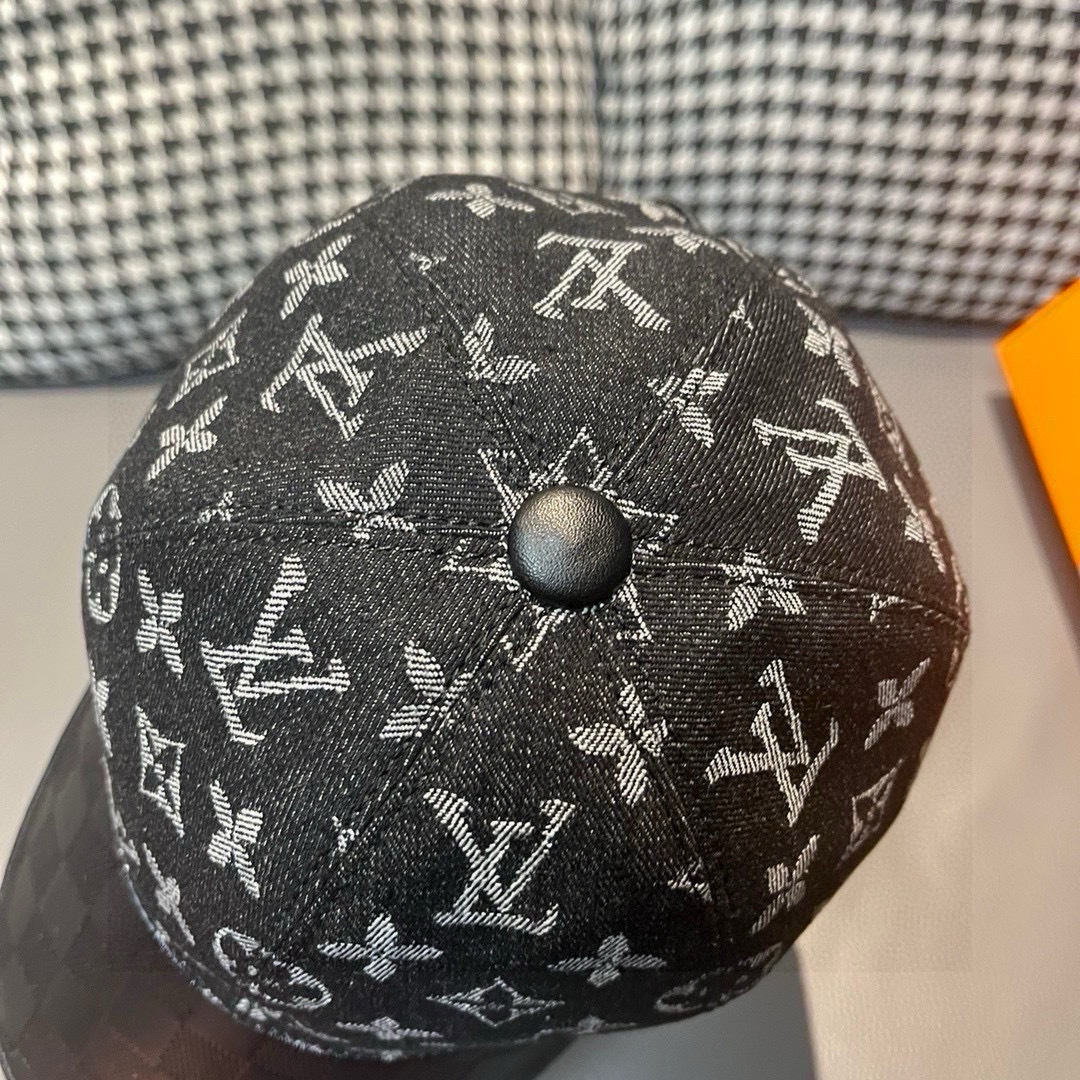 
配盒子布袋，LV(路易威登)新款原单棒球帽，牛皮压花，11开模订制，原版牛仔布料，做工细致完美，质量超