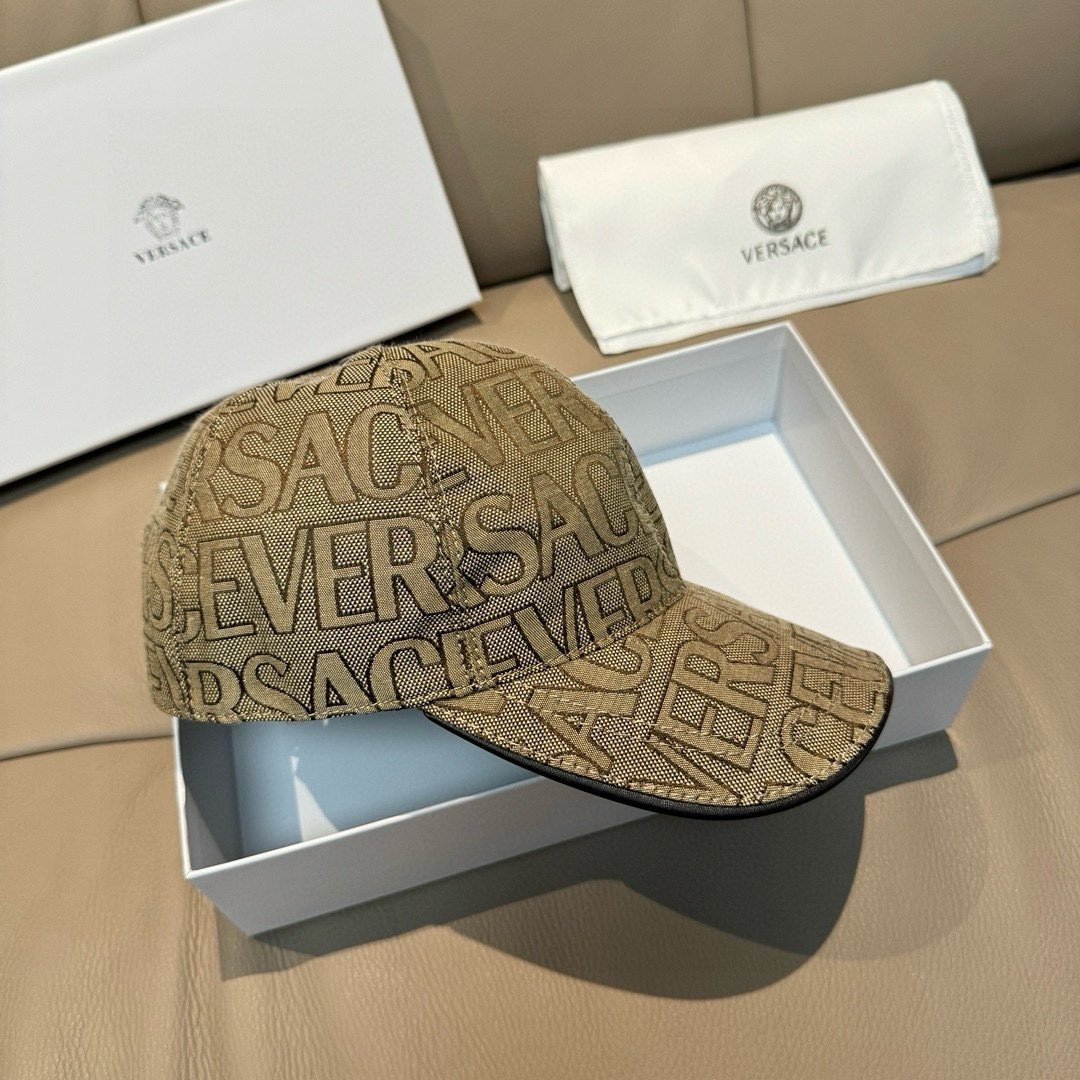 
爆款出货！
配包装布袋，VERSACE(范思哲)新款原单棒球帽，11开模订制，原版专柜布料+头层牛皮，