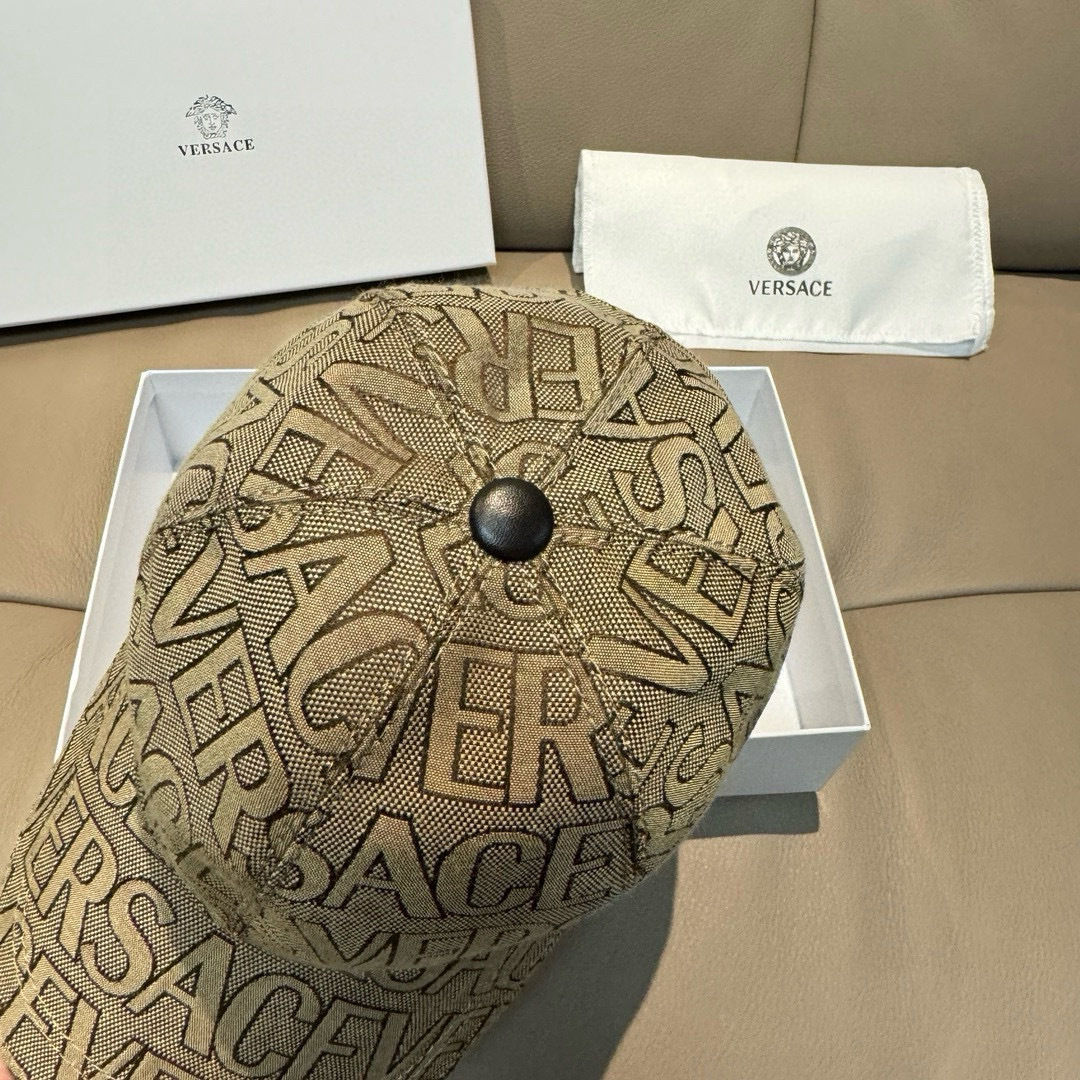 
爆款出货！
配包装布袋，VERSACE(范思哲)新款原单棒球帽，11开模订制，原版专柜布料+头层牛皮，