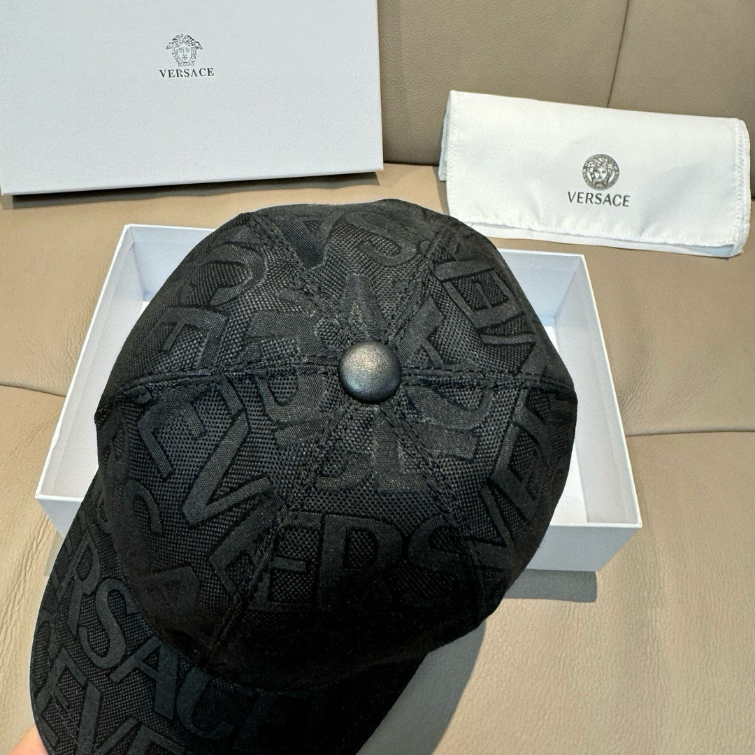 
爆款出货！
配包装布袋，VERSACE(范思哲)新款原单棒球帽，11开模订制，原版专柜布料+头层牛皮，