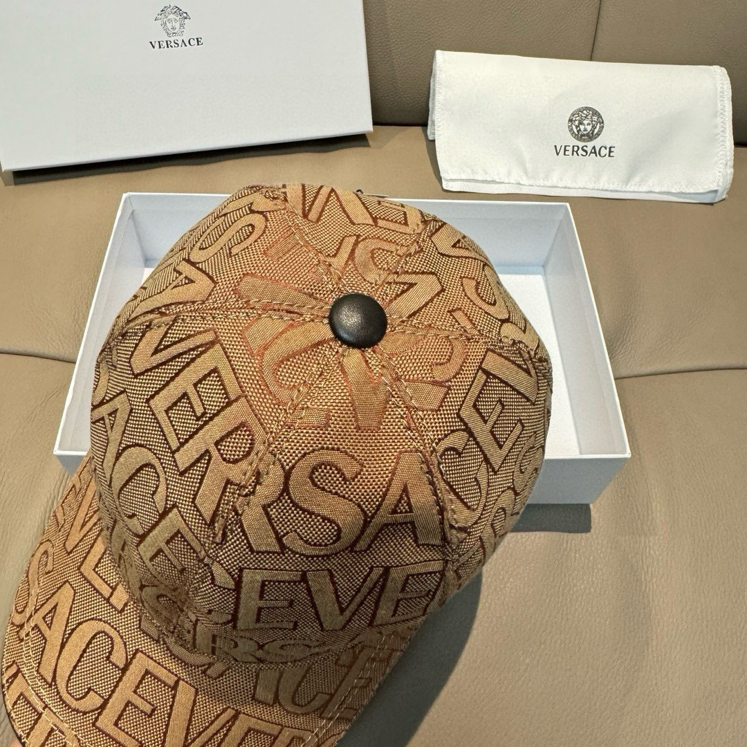 
爆款出货！
配包装布袋，VERSACE(范思哲)新款原单棒球帽，11开模订制，原版专柜布料+头层牛皮，
