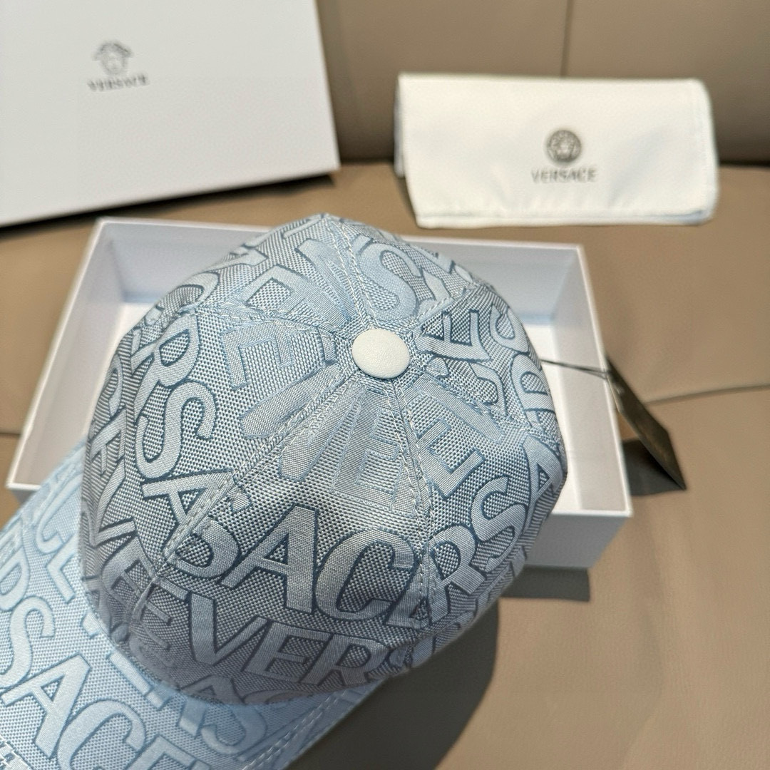 
爆款出货！
配包装布袋，VERSACE(范思哲)新款原单棒球帽，11开模订制，原版专柜布料+头层牛皮，
