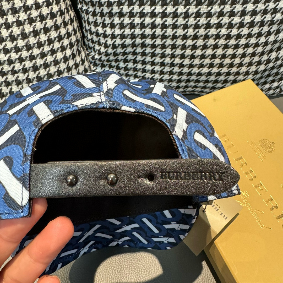 
配盒子布袋，Burberry（巴宝莉）最新款棒球帽，正品开模订制，全新TB图纹，原版印花面料，做工细致