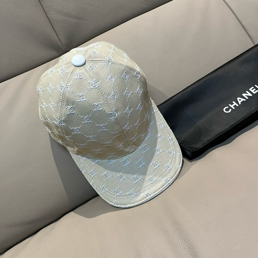 
新款出货！
配盒子布袋，Chanel(香奈儿)新款原单棒球帽， 小双C提花，专柜11开模订制，原版帆布