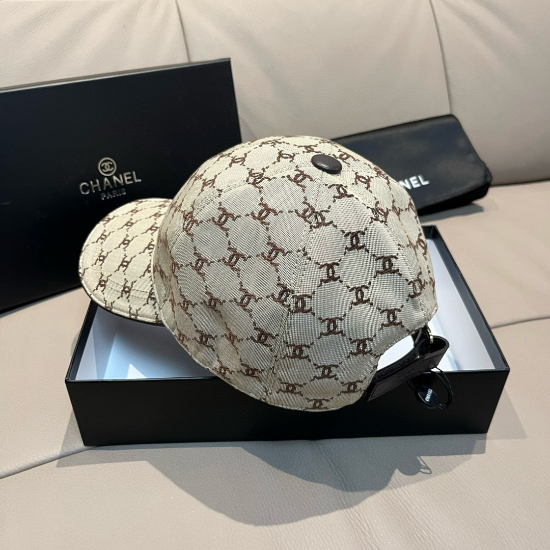 
新款出货！
配盒子布袋，Chanel(香奈儿)新款原单棒球帽， 小双C提花，专柜11开模订制，原版帆布