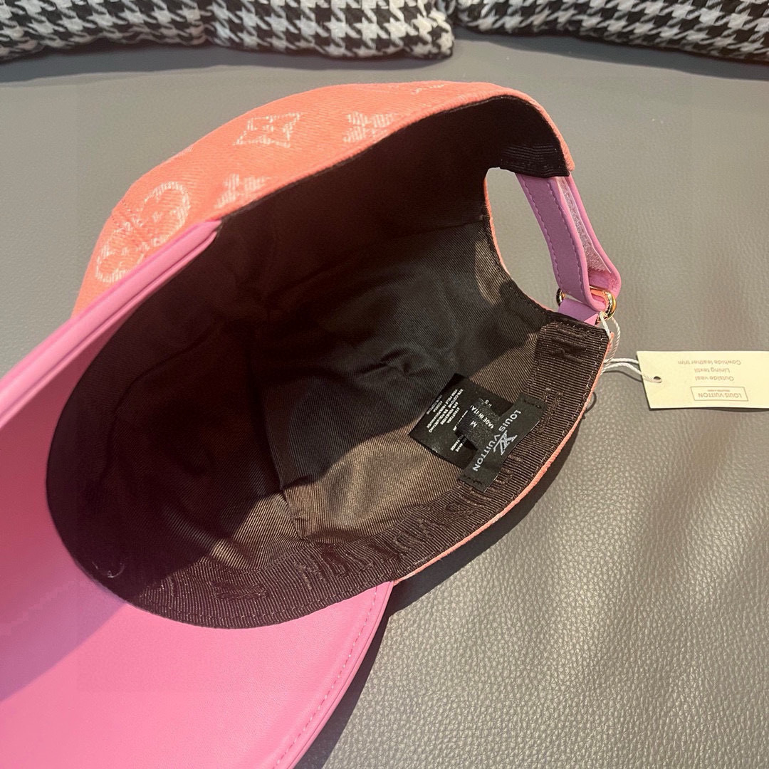 
配盒子布袋，LV(路易威登)新款原单棒球帽，牛皮压花，11开模订制，原版牛仔布料，做工细致完美，质量超