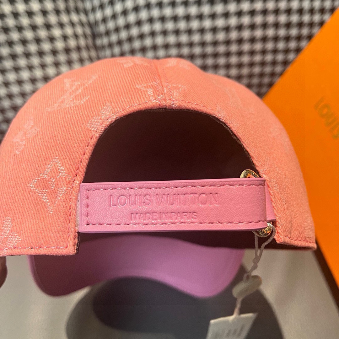 
配盒子布袋，LV(路易威登)新款原单棒球帽，牛皮压花，11开模订制，原版牛仔布料，做工细致完美，质量超