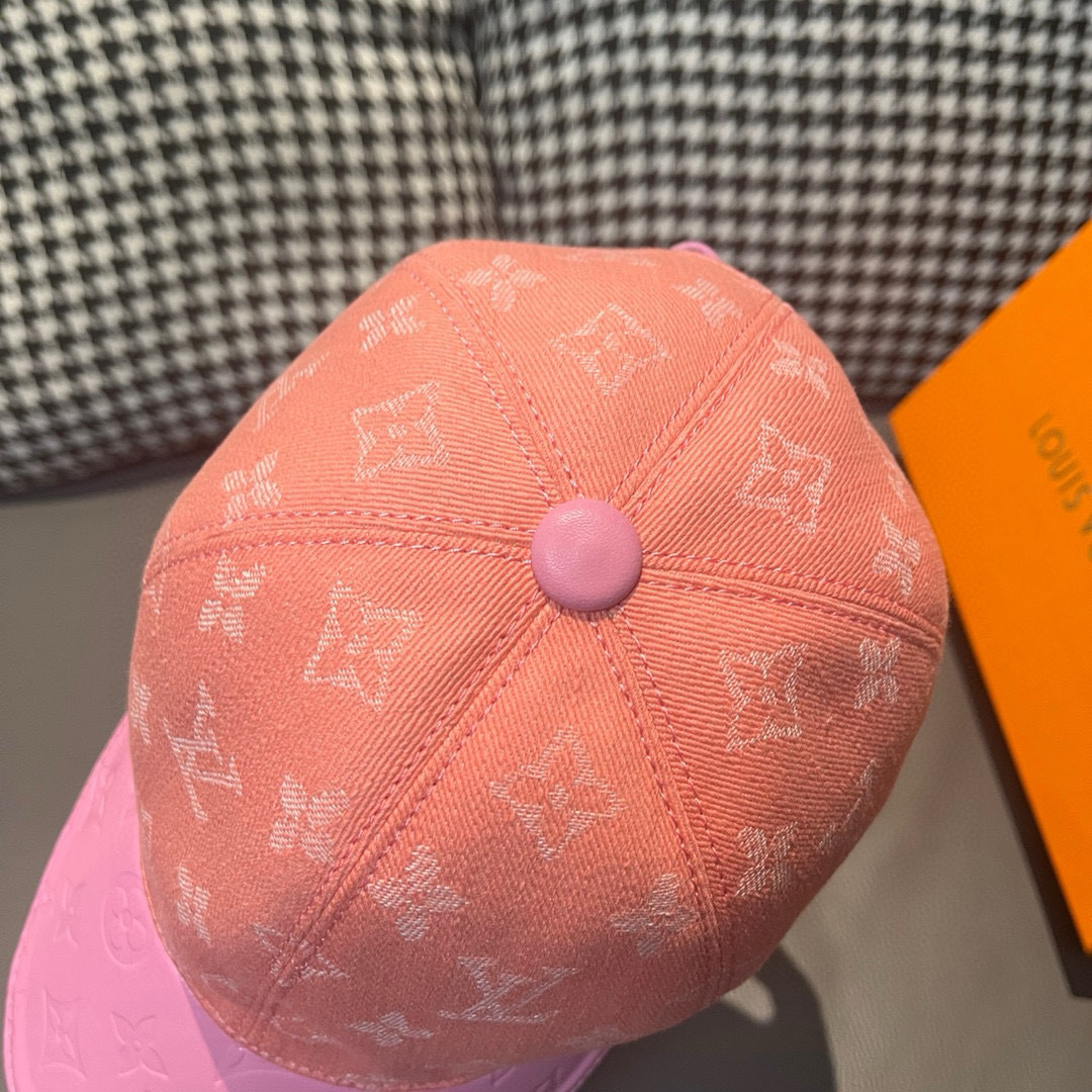 
配盒子布袋，LV(路易威登)新款原单棒球帽，牛皮压花，11开模订制，原版牛仔布料，做工细致完美，质量超