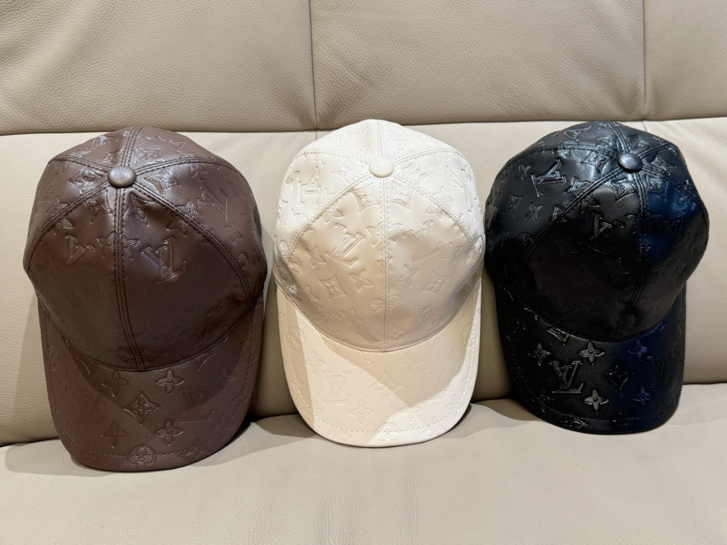 
新款出货！
配盒子布袋，LV路易威登新款原单棒球帽， 真皮印花，专柜11开模订制，精准对花。原版头层牛