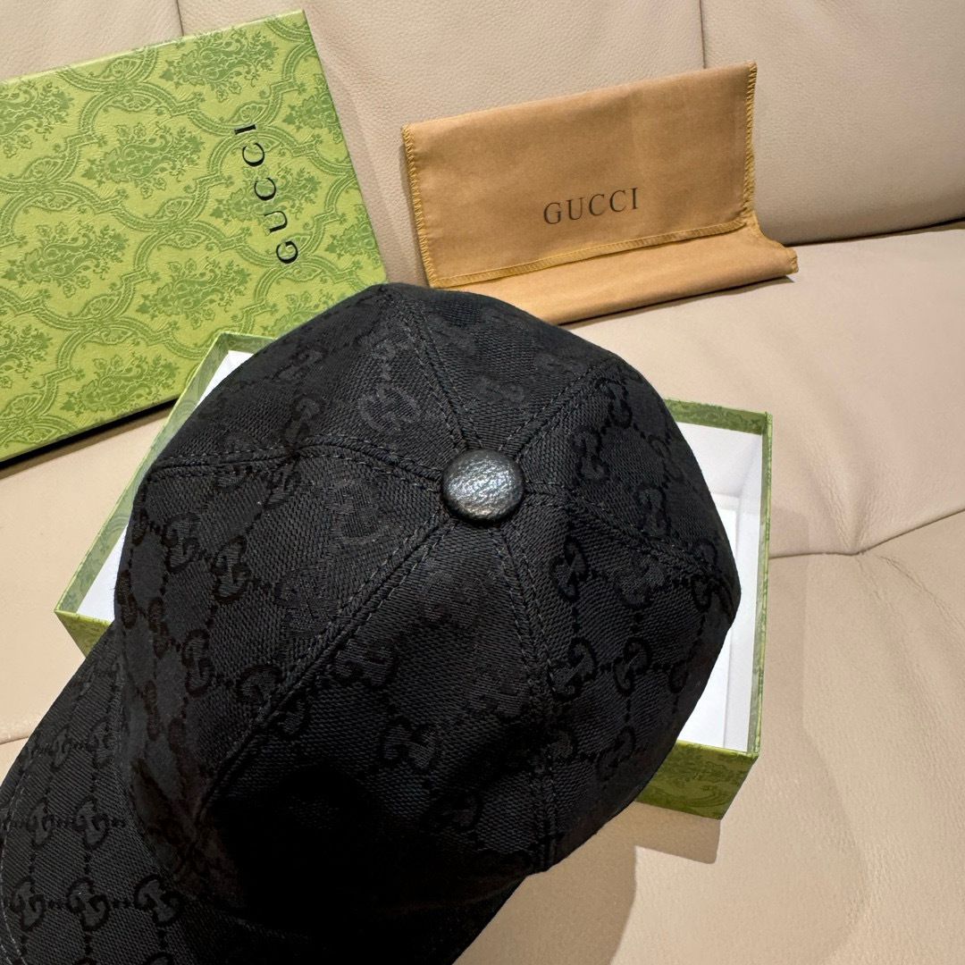 
新款到货！
配包装布袋，Gucci(古奇)新款原单棒球帽，烫金织带，专柜最新款，11开模订制，正版开模