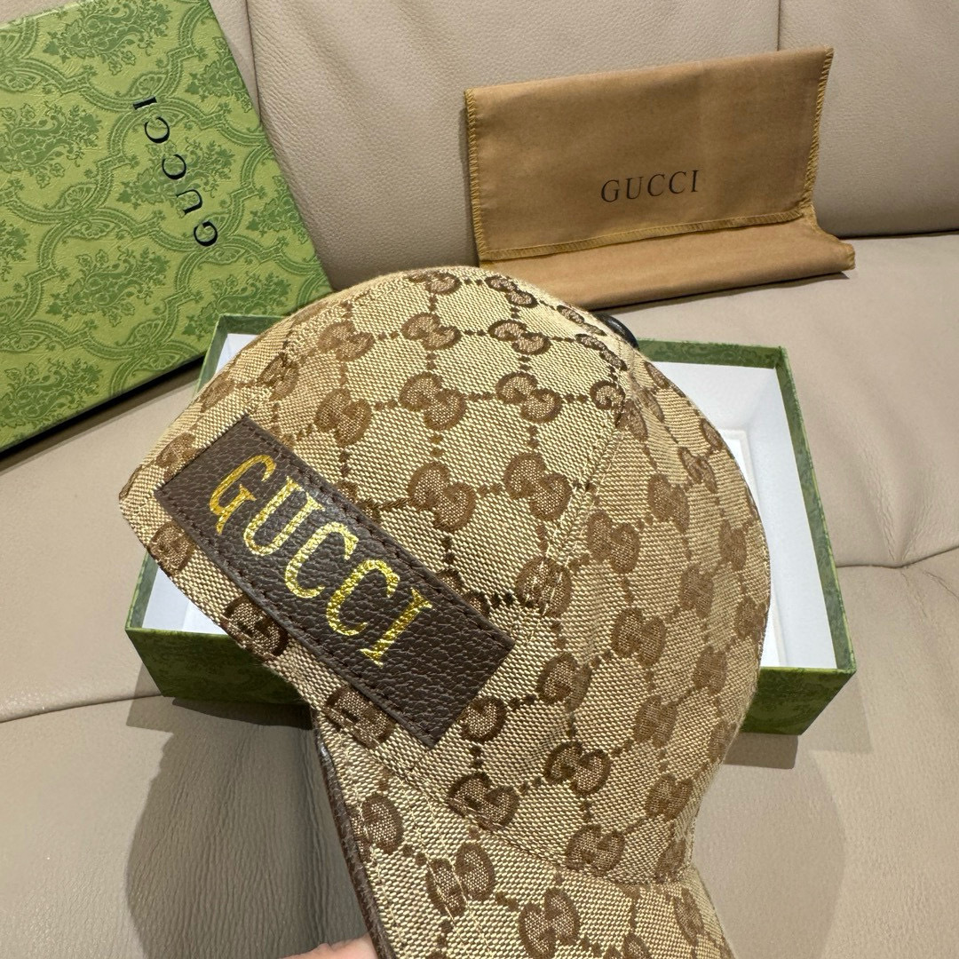 
新款到货！
配包装布袋，Gucci(古奇)新款原单棒球帽，烫金织带，专柜最新款，11开模订制，正版开模