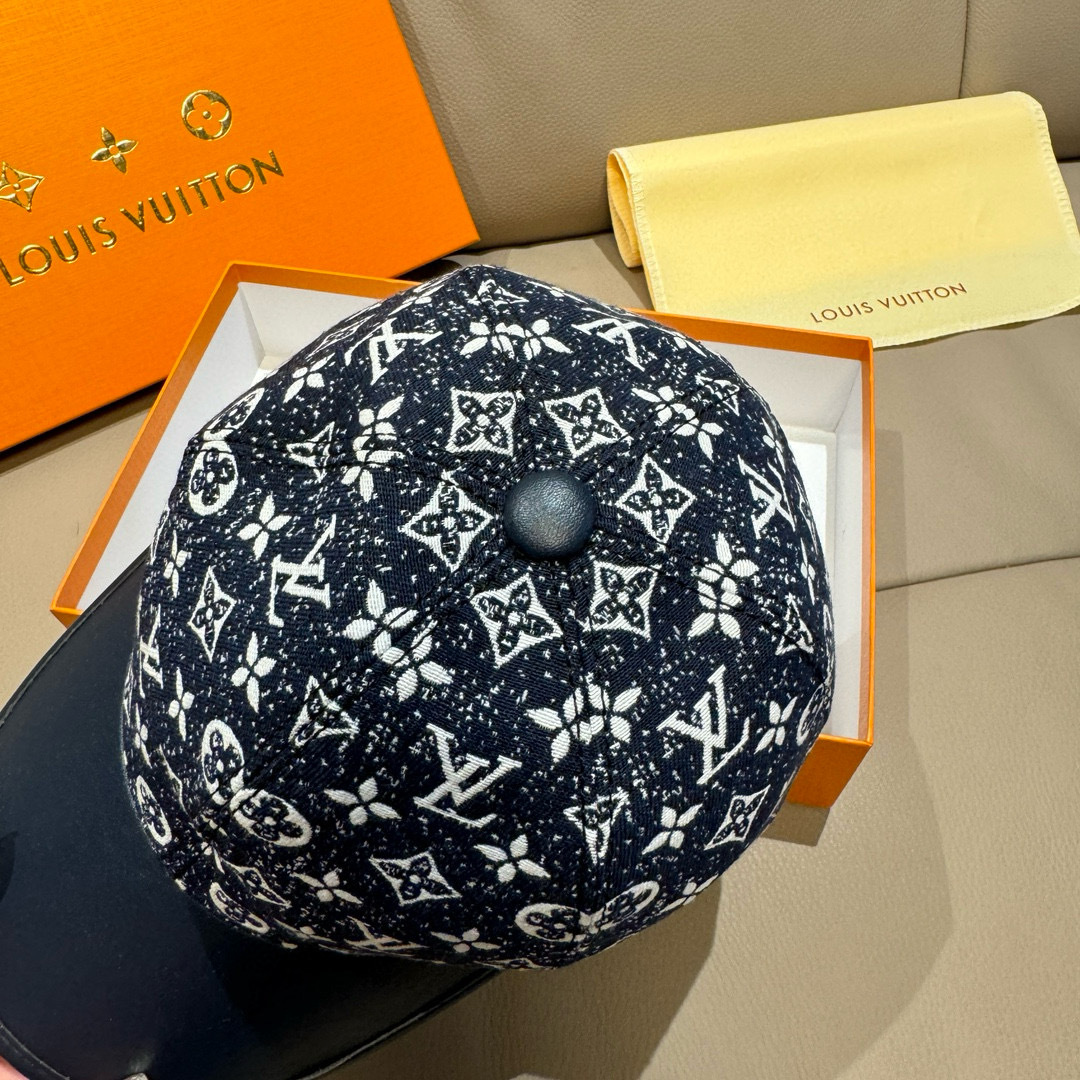 
配盒子布袋，LV(路易威登)新款原单棒球帽，牛皮拼接，11开模订制，原版牛仔布料，做工细致完美，质量超