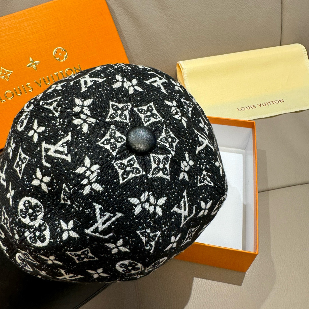 
配盒子布袋，LV(路易威登)新款原单棒球帽，牛皮拼接，11开模订制，原版牛仔布料，做工细致完美，质量超