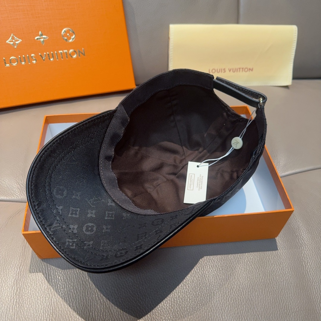 
新款出货！
配盒子布袋，LV路易威登新款原单棒球帽， 暗纹印花，专柜11开模订制，原版牛津布料+头层牛