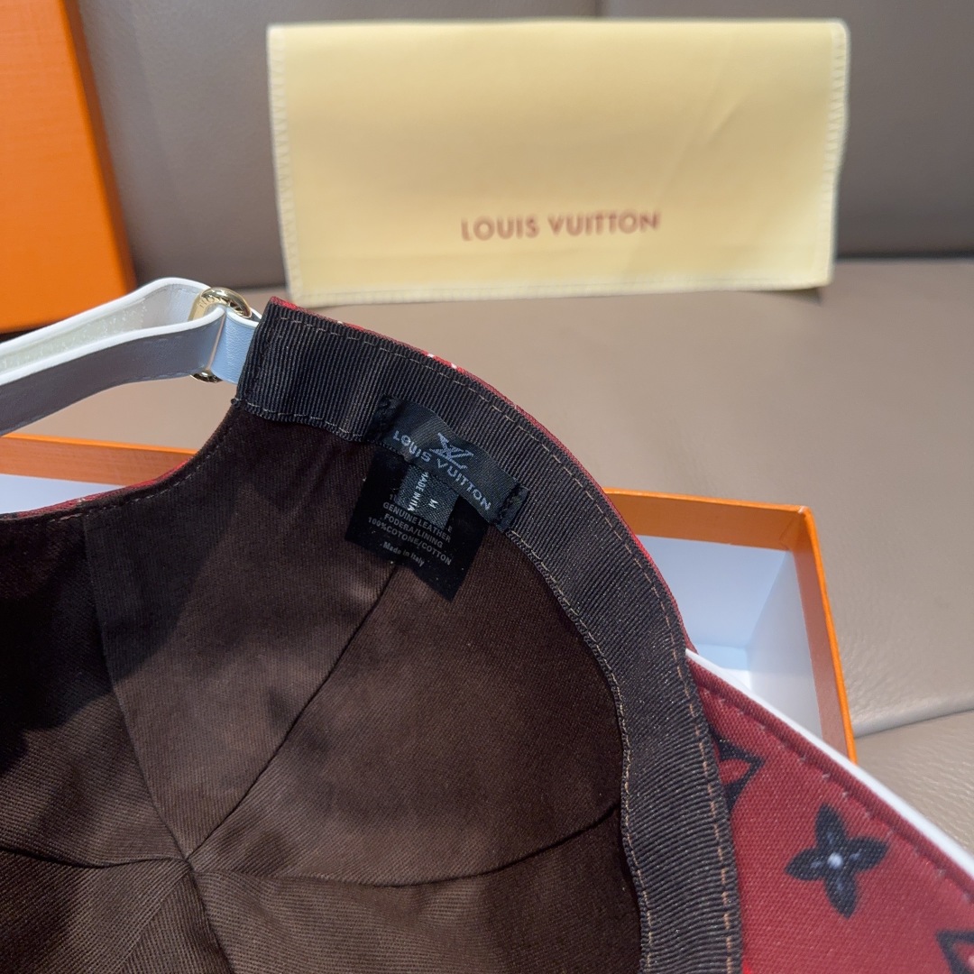 
配盒子布袋，LV(路易威登)新款原单棒球帽， 专柜11开模订制，原版帆布料+头层牛皮，轻盈透气！质量超