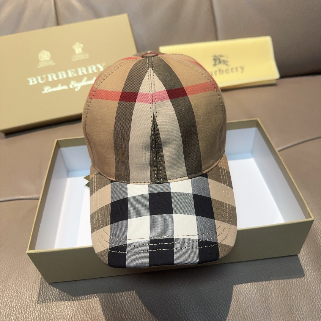 
新款出货
配盒子布袋Burberry（巴宝莉）原单棒球帽， 专柜热卖款，经典格子，11开模订制，帆布面