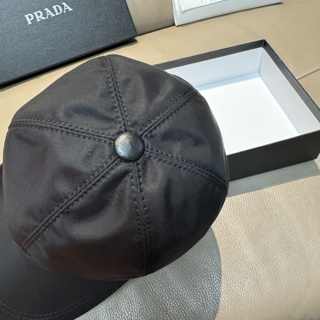 
配盒子布袋，Prada(普拉达)新款原单棒球帽， 暗纹PRADA 。11开模订制，原版牛津布料+头层牛