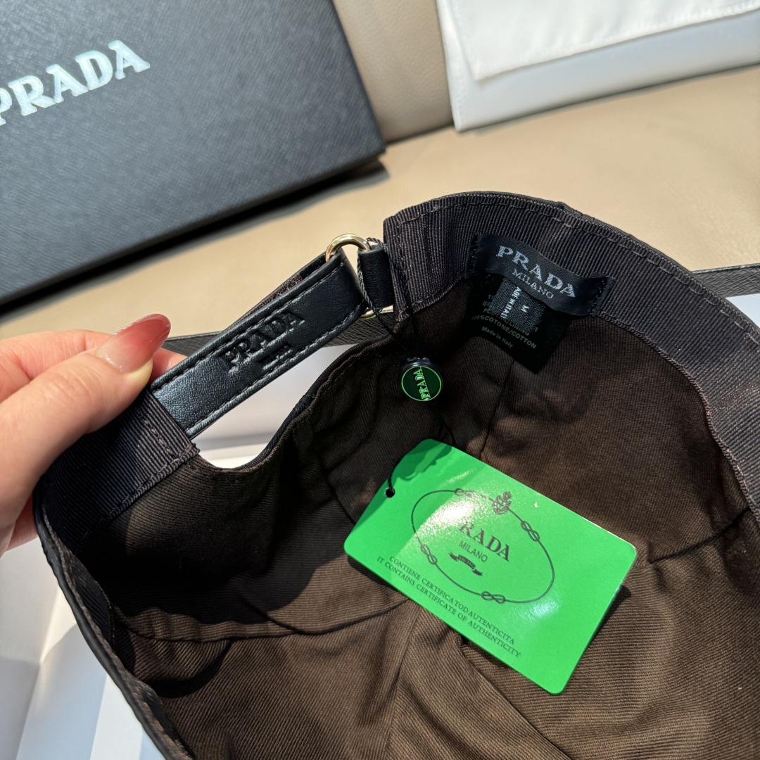 
配盒子布袋，Prada(普拉达)新款原单棒球帽， 暗纹PRADA 。11开模订制，原版牛津布料+头层牛