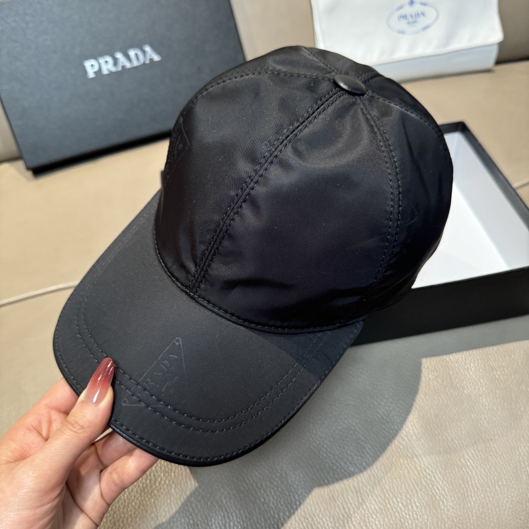 
配盒子布袋，Prada(普拉达)新款原单棒球帽， 暗纹PRADA 。11开模订制，原版牛津布料+头层牛