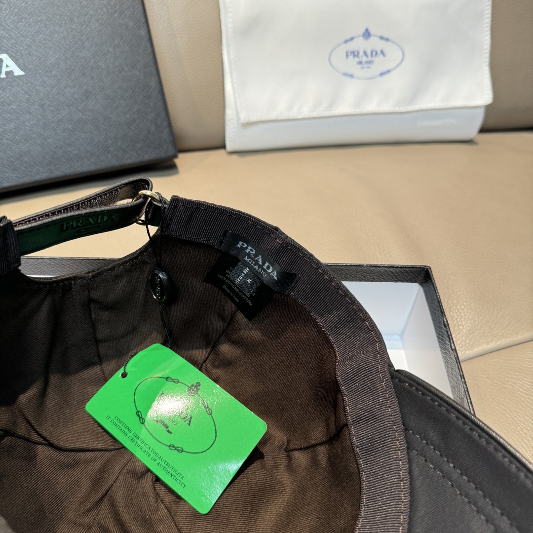 
配盒子布袋，Prada(普拉达)新款原单棒球帽， 暗纹PRADA 。11开模订制，原版牛津布料+头层牛