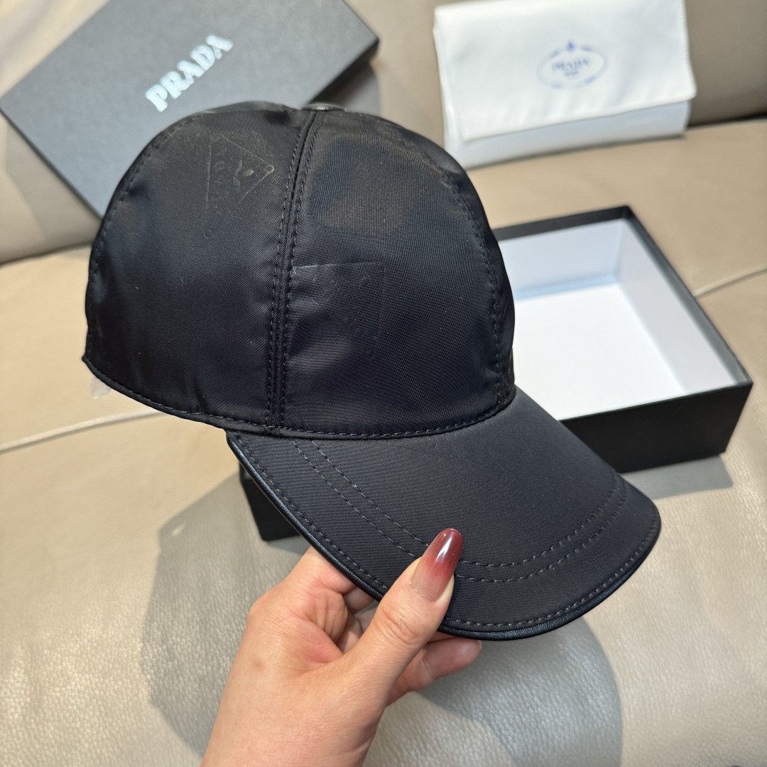 
配盒子布袋，Prada(普拉达)新款原单棒球帽， 暗纹PRADA 。11开模订制，原版牛津布料+头层牛