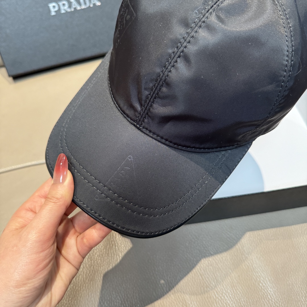 
配盒子布袋，Prada(普拉达)新款原单棒球帽， 暗纹PRADA 。11开模订制，原版牛津布料+头层牛