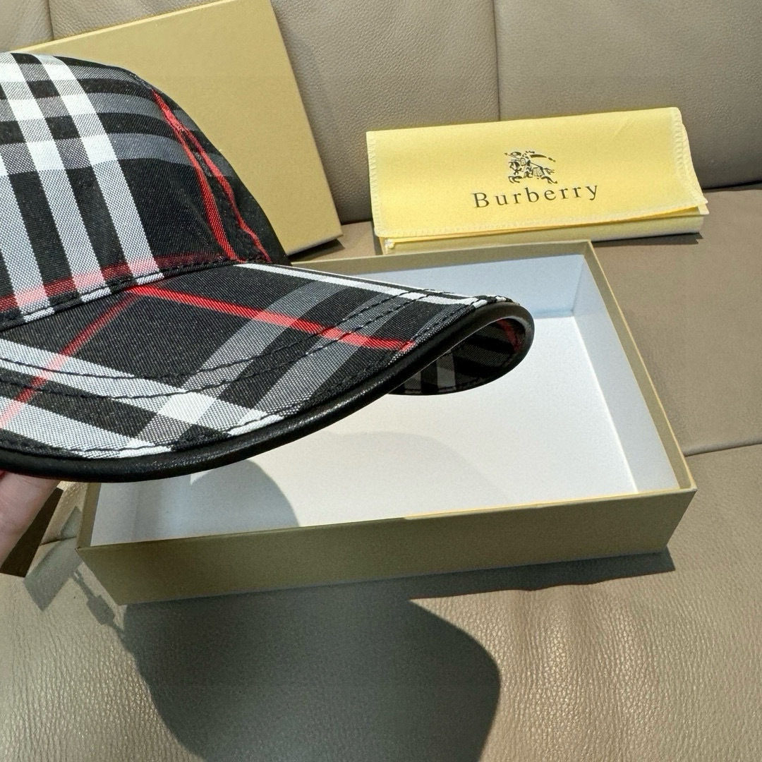 
新款出货
配盒子布袋Burberry（巴宝莉）原单棒球帽， 专柜热卖款，经典格子，11开模订制，帆布面