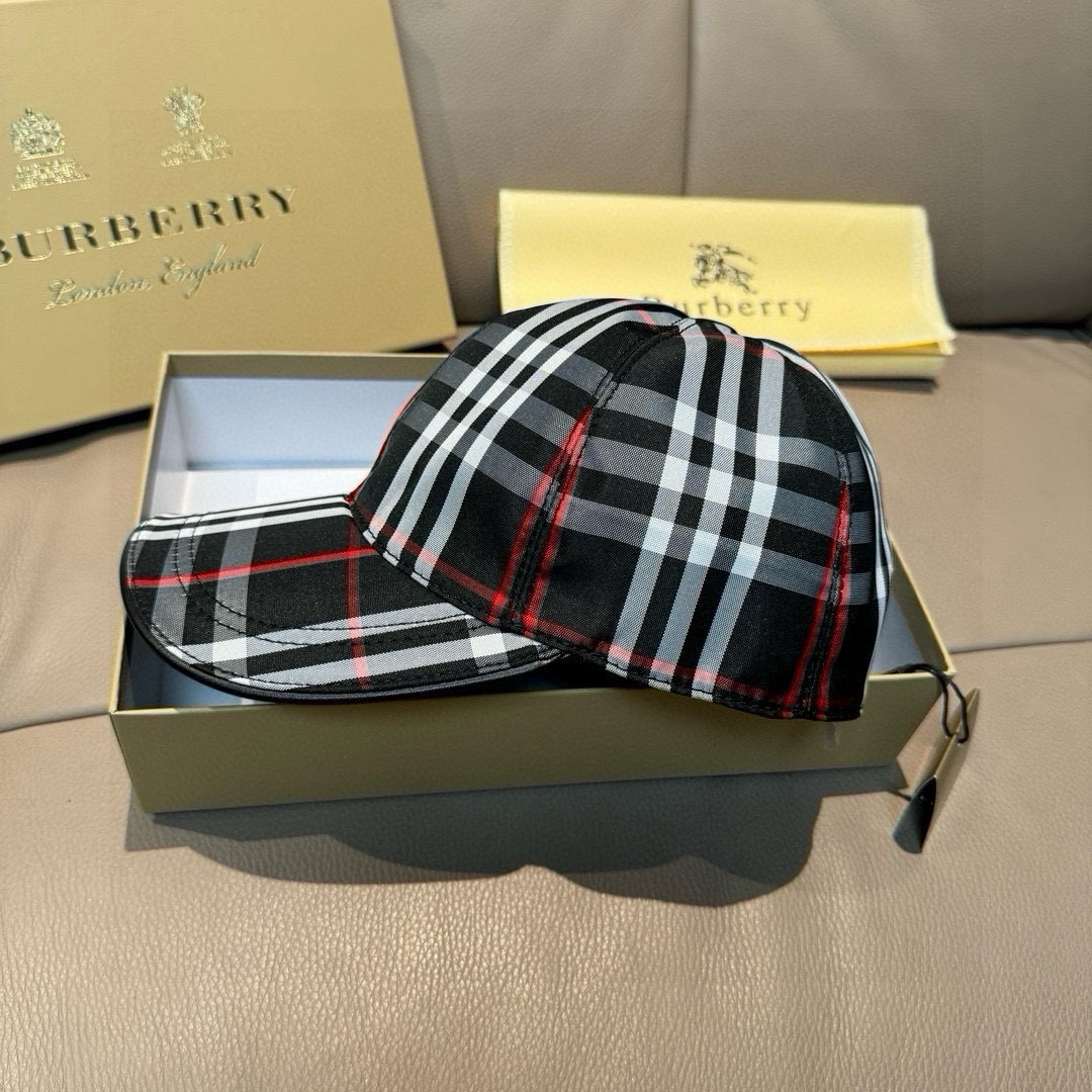 
新款出货
配盒子布袋Burberry（巴宝莉）原单棒球帽， 专柜热卖款，经典格子，11开模订制，帆布面