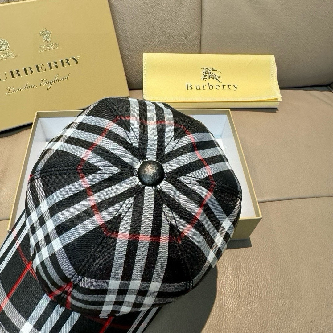 
新款出货
配盒子布袋Burberry（巴宝莉）原单棒球帽， 专柜热卖款，经典格子，11开模订制，帆布面