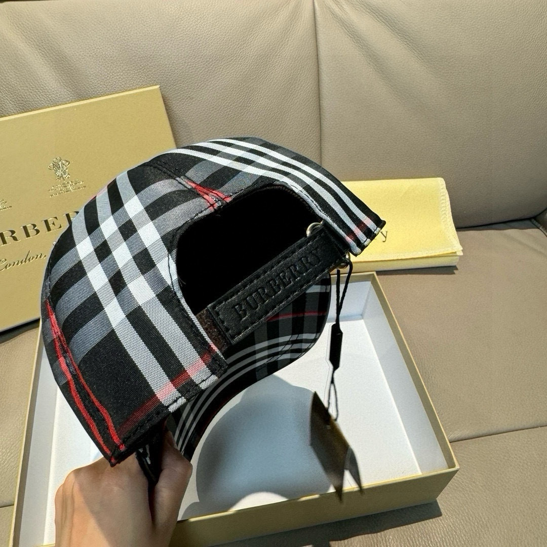 
新款出货
配盒子布袋Burberry（巴宝莉）原单棒球帽， 专柜热卖款，经典格子，11开模订制，帆布面