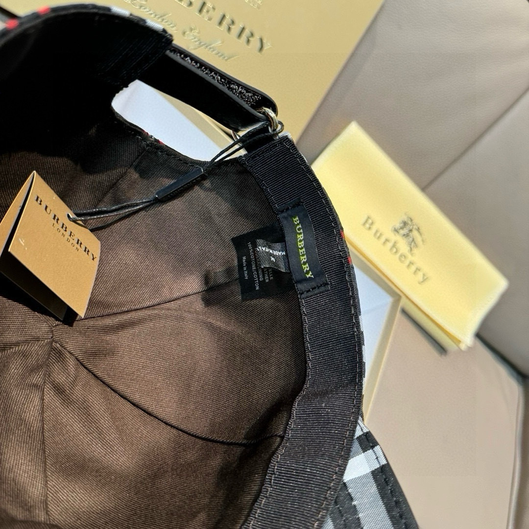 
新款出货
配盒子布袋Burberry（巴宝莉）原单棒球帽， 专柜热卖款，经典格子，11开模订制，帆布面