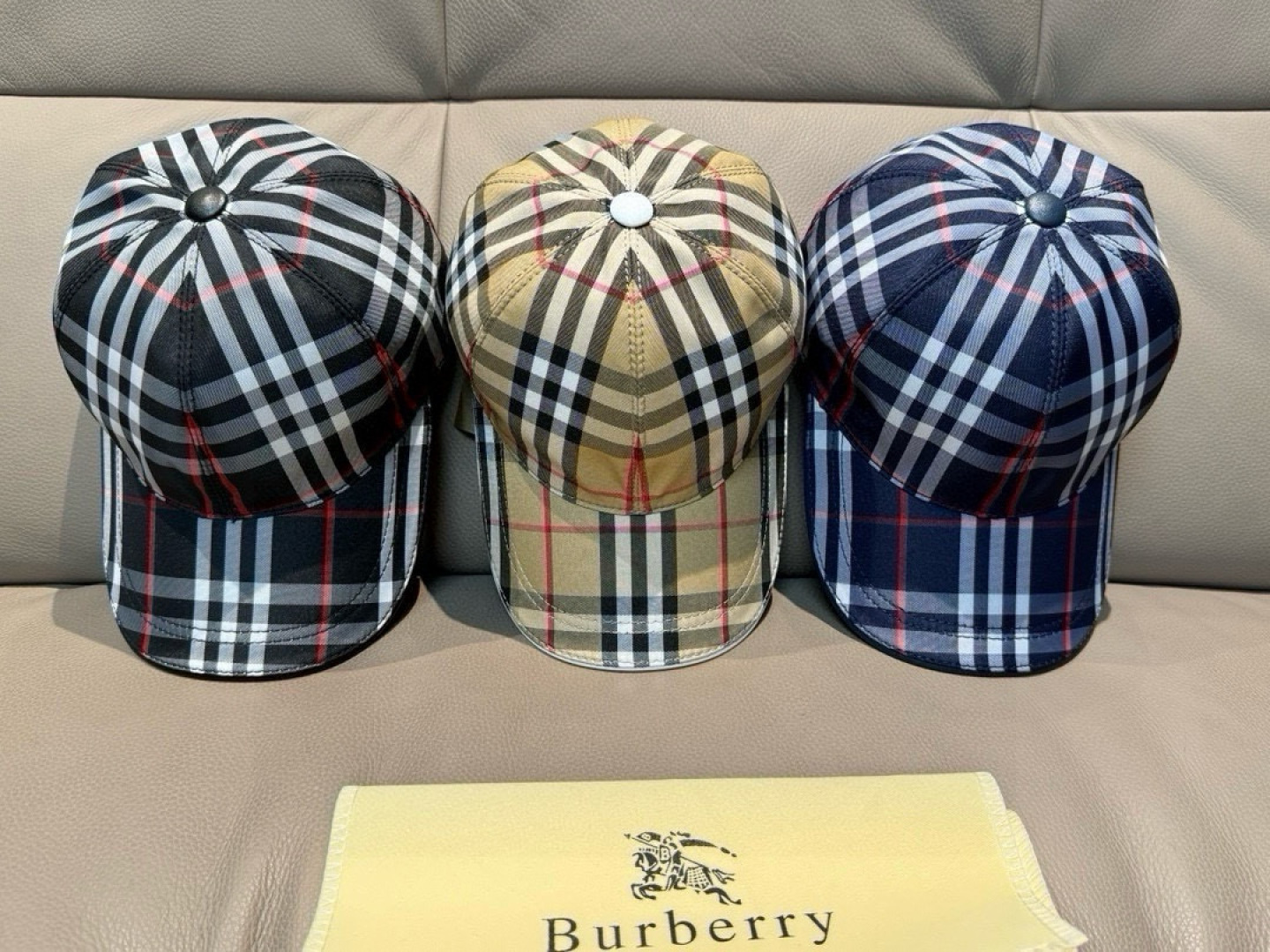 
新款出货
配盒子布袋Burberry（巴宝莉）原单棒球帽， 专柜热卖款，经典格子，11开模订制，帆布面