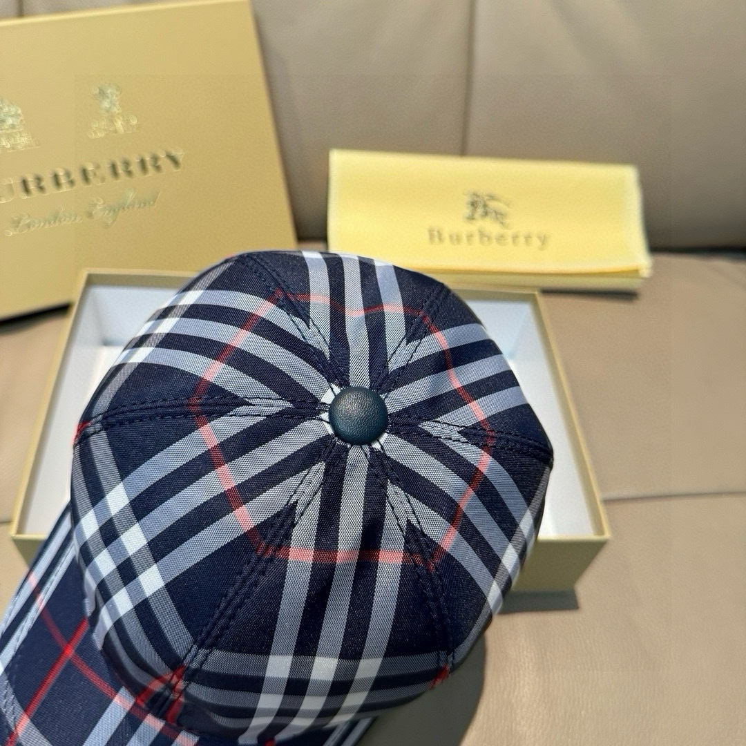 
新款出货
配盒子布袋Burberry（巴宝莉）原单棒球帽， 专柜热卖款，经典格子，11开模订制，帆布面