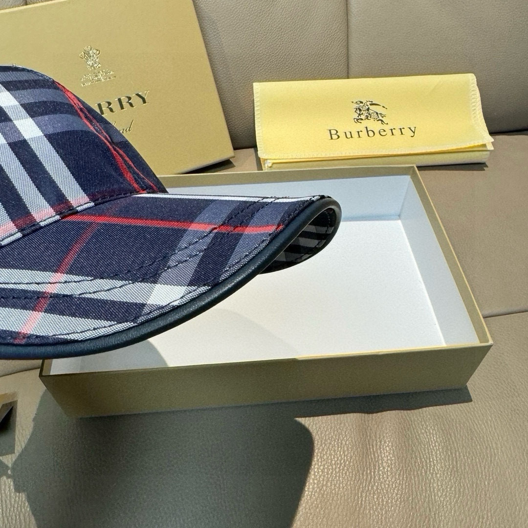 
新款出货
配盒子布袋Burberry（巴宝莉）原单棒球帽， 专柜热卖款，经典格子，11开模订制，帆布面