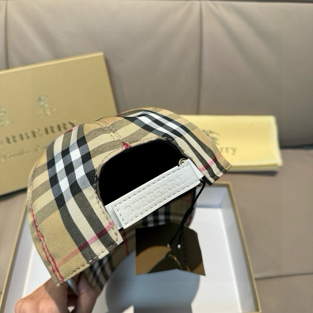 
新款出货
配盒子布袋Burberry（巴宝莉）原单棒球帽， 专柜热卖款，经典格子，11开模订制，帆布面