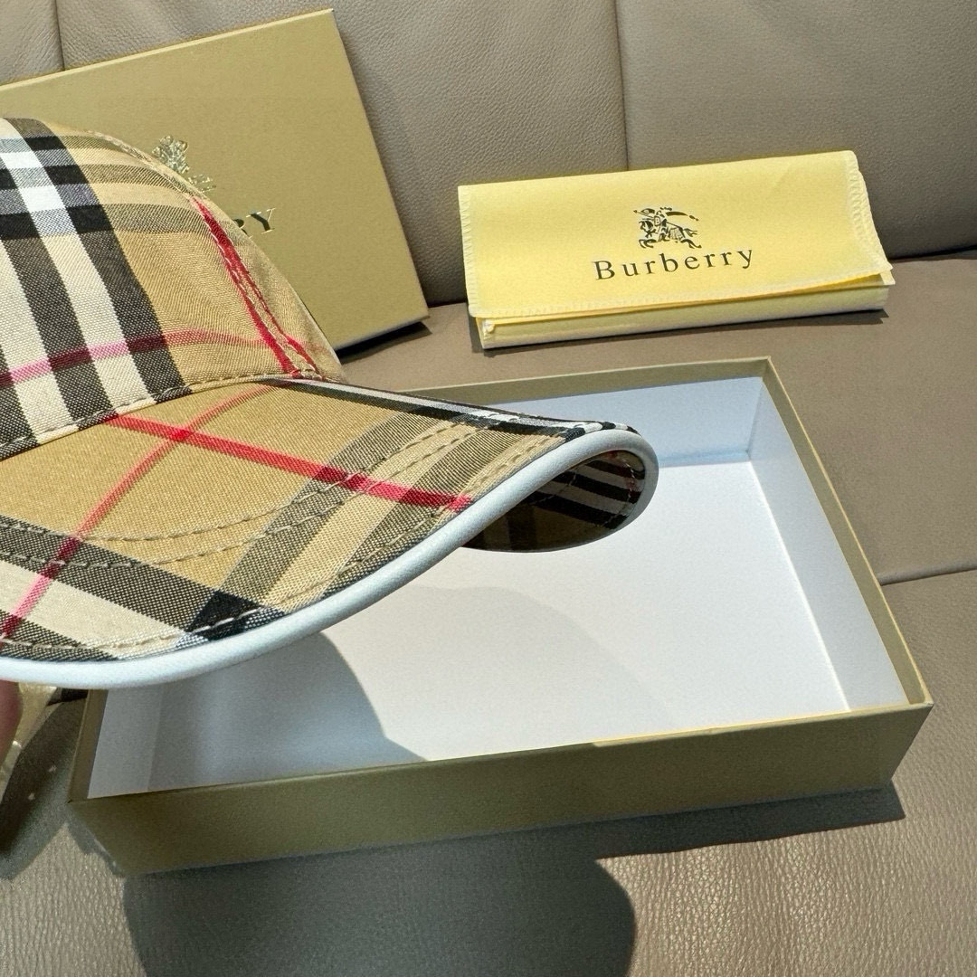 
新款出货
配盒子布袋Burberry（巴宝莉）原单棒球帽， 专柜热卖款，经典格子，11开模订制，帆布面